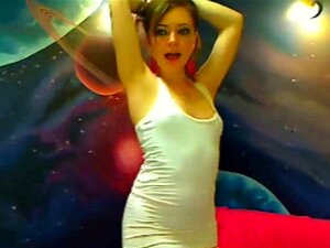 Des bombes russes dansent sexy sur webcam. Une nana russe brune girote