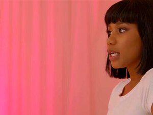 La masseuse ébène Jenna Foxx se frotte avec sa cliente sexuelle Liv