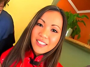 Plan à trois chaud avec une mignonne asiatique, deux mecs en chaleur