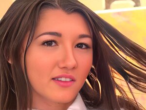 Maya Woulfe, aux yeux noirs et frais, porte une tenue d'écolière.