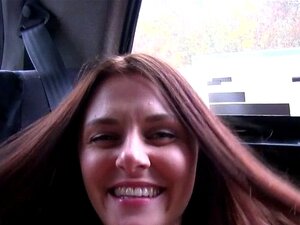 Chauffeuse de taxi avec une sangle sur une cliente baisée