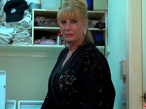 Phoenix Skye se frotte la chatte dans les bains après un super teaser