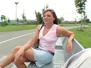 Une salope dans le parc se fait baiser et éjaculer du sperme par son