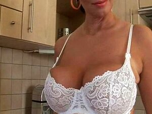 Bombe cochonne écrasant ses gros seins fort et taquinant