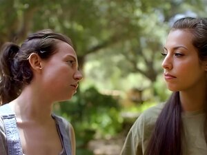 Un apprenti plombier mange la chatte d'une riche lesbienne polubrat