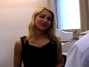 Luana Martinelli se fait baiser le cul par une salope hardcore