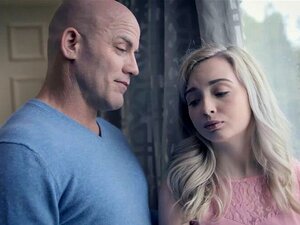 Le beau-père a une surprise spéciale pour sa mignonne belle-fille.