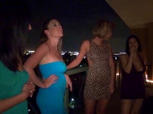 Vraies coquines amateurs de fête taquinent un mec. Vraies mignonnes