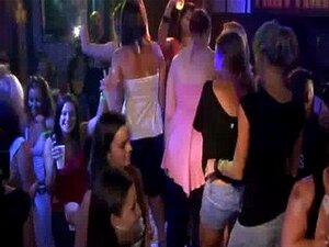 Beaucoup de sperme dans la gorge des blonds