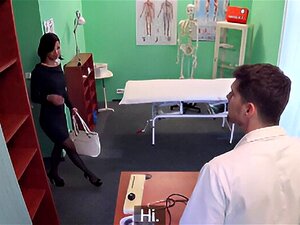 Un mari avec sa femme rend visite au médecin pendant leurs vacances,