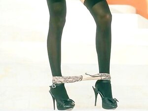 Chatte de fille maigre aux cheveux noirs se doigtant avec un gode