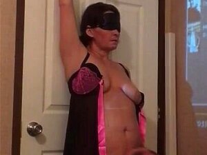 Surprise secrète pour moi, les yeux bandés et suspendu à la porte -