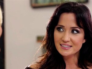 Une mignonne chevauche une face lesbienne. Une mignonne chevauche la