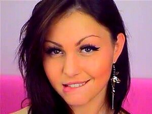 Observez une magnifique brune se donner du plaisir devant sa webcam.
