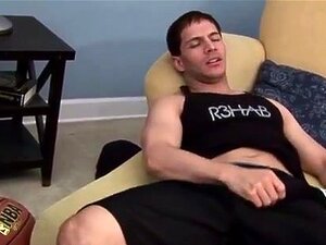 Un jock musclé tire sa grosse bite, un jock musclé tire sa grosse