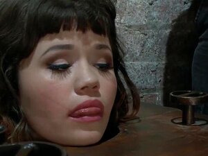 Petite brune asiatique à cou piégé, Yhivi se fait baiser la gorge