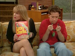 Découvrez le charme séducteur de Kelly. Regardez Christina Applegate