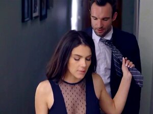 Entrez et découvrez l'irrésistible Valentina Nappi en action, qui