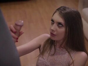Steve Holmes se fait baiser en levrette par Elena Koshkas, sa mignonne