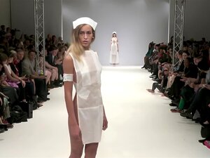 Show de mode nu montre modèle sexy,