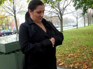 Des nanas amateurs rondes s'exhibent en public et des flashers à gros