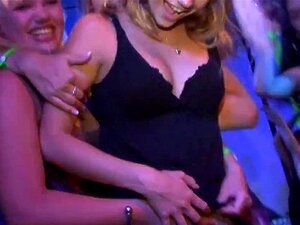 Des tonnes de sexe en groupe sur une piste de danse