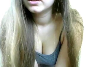 Jeu de cheveux longs fantastique, strip-tease et brossage