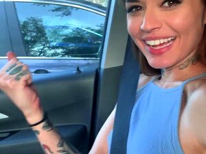 La mignonne patineuse tatouée Vanessa Vega en skateboard et