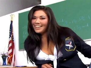 Taquiner dans des bas hauts en forme de genou et des culottes en coton