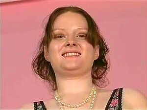 Une fille amateur avec de beaux seins tombants chevauche un sybian