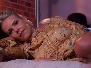 Une blonde aux gros seins chevauche une cowgirl et se fait lécher la