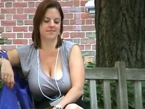 Milf aux seins bas et suspendus. Milf aux seins bas