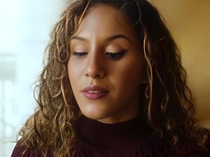 Un mari surprend sa femme en train de tromper une caméra cachée