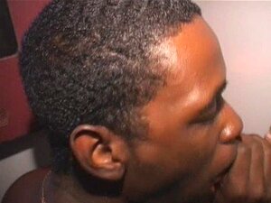 Une gay ébène suce des queues blanches de Glory Hole