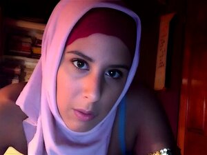 Déesse milf arabe montrant ses courbes nues sexy sur webcam