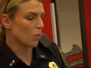 Des flics à gros seins attrapent un suspect criminel alors qu'il