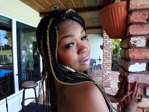 Préparez-vous pour un voyage huileux avec Diamond Monroe! Cette