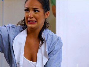 La nettoyeuse essaie de faire son boulot Partie 1. La bonne Sofi Ryan