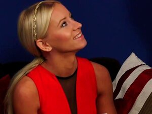 Une nana découvre une bite, des bas et des talons hauts, une bombe