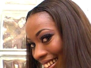 La chaude ébène Kydie baisée par un mec blanc