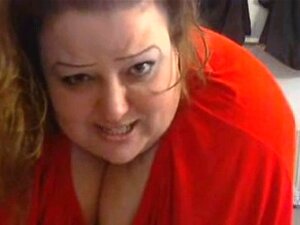 Une grosse BBW se déshabille et twerke. Une grosse BBW se déshabille