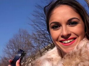 La salope espagnole aux seins énormes Marta est repérée par un mec