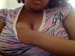 Latine exhibant ses gros nichons. Latin exhibant mes gros nichons