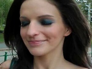 Une jolie nana a une vraie aventure de baise en public