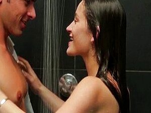 Dani Daniels chevauche une bite sous la douche