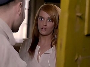 Vivez une aventure scandaleuse dans un village séduisant avec cette