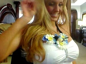 Bombe aux gros seins Ember sur webcam