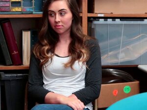 Une mignonne voleuse sexy avec un cul chaud se fait baiser par des