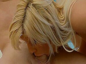 La blonde à gros seins Sandra Parker baise dans la piscine