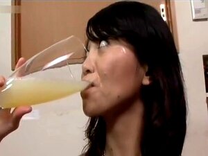 Regardez-la boire jusqu'à la dernière goutte sa chaude et onctueuse